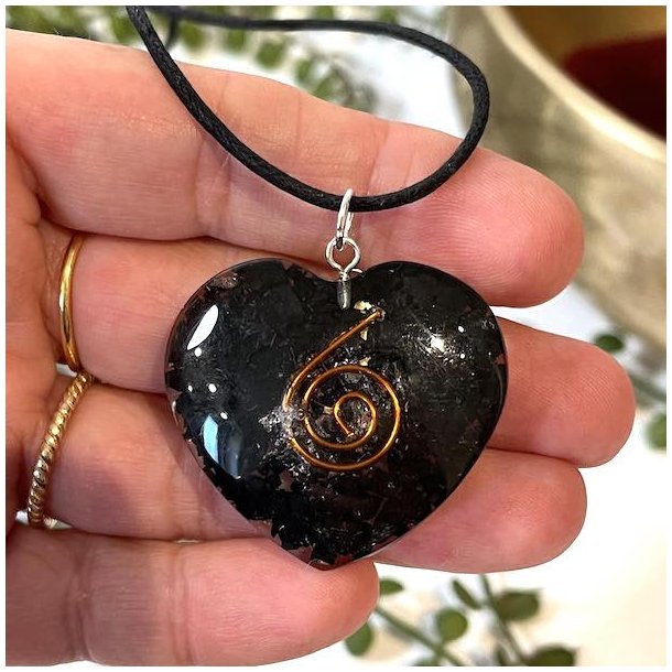 Orgonit hjerte vedhng m. shungit