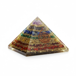 Orgonitpyramide med 7 chakrasten og kobberspiral � balance og energi