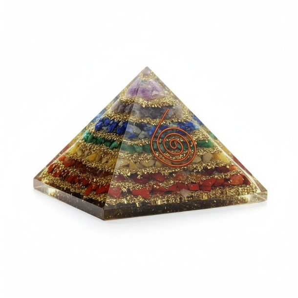 Orgonitpyramide med 7 chakrasten og kobberspiral � balance og energi