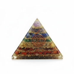 Orgonitpyramide med 7 chakrasten og kobberspiral � balance og energi