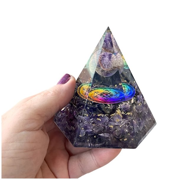 Stor Hexagonal Ametyst Orgonit Pyramide  Harmoni, Beskyttelse og Energetisk Balancering