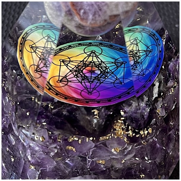 Stor Hexagonal Ametyst Orgonit Pyramide  Harmoni, Beskyttelse og Energetisk Balancering