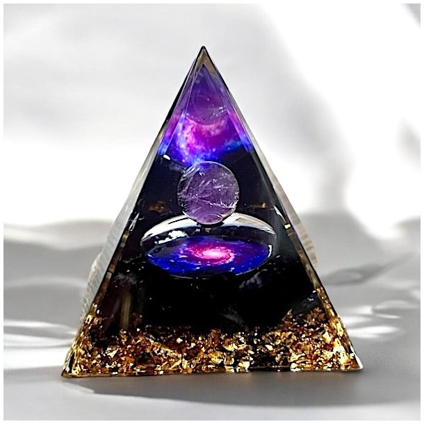 Orgonit pyramide m. ametystkugle | galaxy | Ml 5,3 x 5 x 5 cm