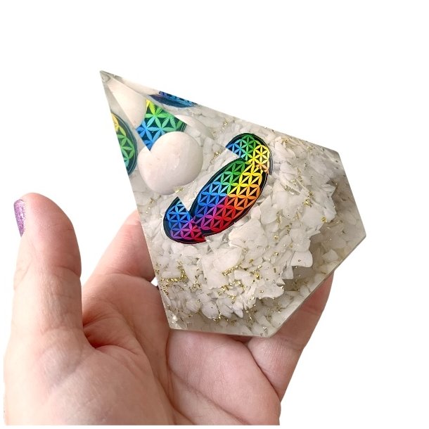 Stor Hexagonal Hvid Agat Orgonit Pyramide � Harmoni, Beskyttelse og Energetisk Balancering