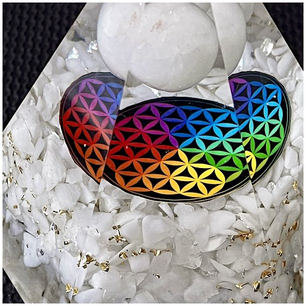 Stor Hexagonal Hvid Agat Orgonit Pyramide  Harmoni, Beskyttelse og Energetisk Balancering