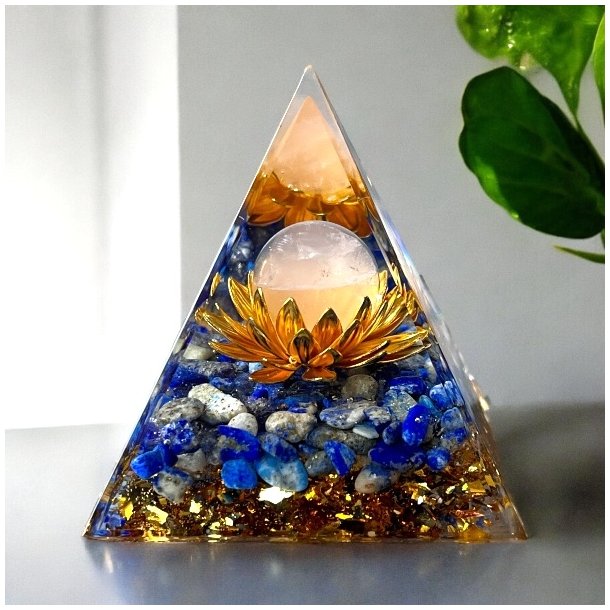 Orgonit pyramide m. Lapis Lazuli | lotusblomst | Bjergkrystalkugle | Ml 5,3 x 5 x 5 cm