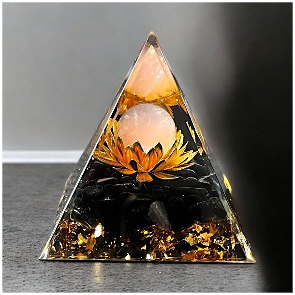 Orgonit pyramide m. sort obsidian | lotusblomst | Rosenkvartskugle | Ml 5,3 x 5 x 5 cm