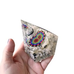 Stor Hexagonal Regnbue Mnesten Orgonit Pyramide  Harmoni, Beskyttelse og Energetisk Balancering