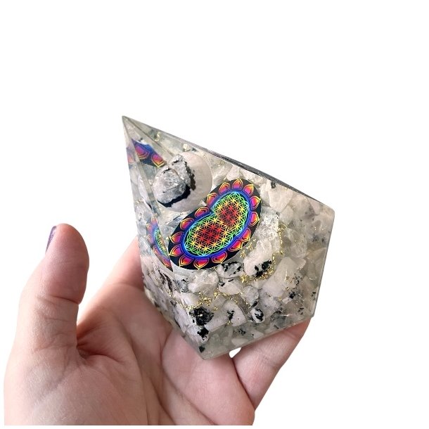 Stor Hexagonal Regnbue Mnesten Orgonit Pyramide  Harmoni, Beskyttelse og Energetisk Balancering