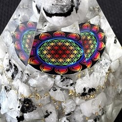 Stor Hexagonal Regnbue Mnesten Orgonit Pyramide  Harmoni, Beskyttelse og Energetisk Balancering