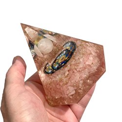Stor Hexagonal Rosenkvarts Orgonit Pyramide  Harmoni, Beskyttelse og Energetisk Balancering