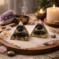 Orgonit pyramide med sort obsidian og lotus � 6 x 6 cm