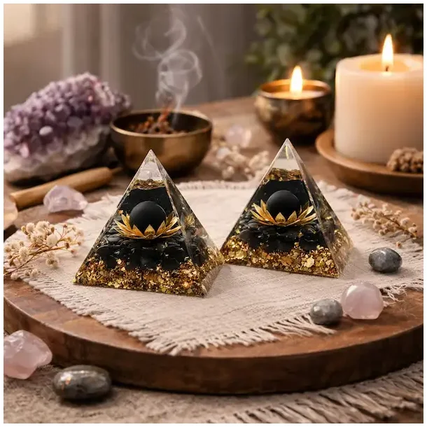 Orgonit pyramide med sort obsidian og lotus � 6 x 6 cm