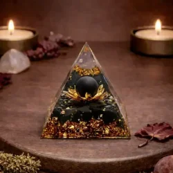 Orgonit pyramide med sort obsidian og lotus � 6 x 6 cm