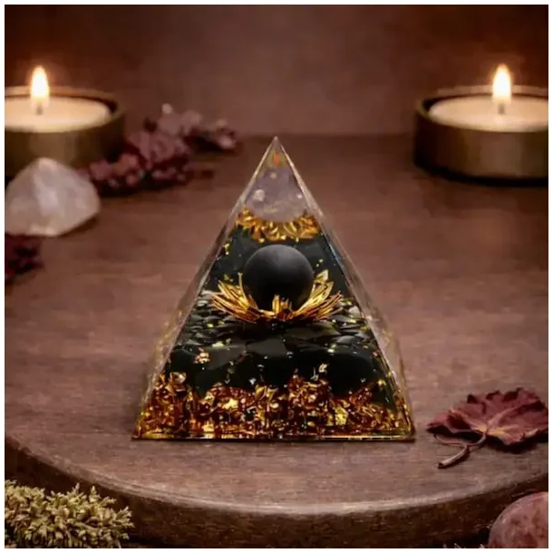 Orgonit pyramide med sort obsidian og lotus � 6 x 6 cm