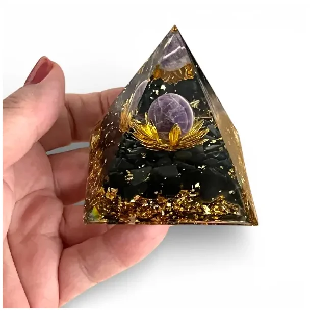 Orgonit pyramide med sort obsidian og ametystkugle i lotus 6 x 6 cm