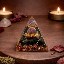 Orgonit pyramide med sort obsidian og ametystkugle i lotus 6 x 6 cm