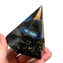 Stor Hexagonal Sort Turmalin Orgonit Pyramide  Harmoni, Beskyttelse og Energetisk Balancering