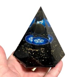 Stor Hexagonal Sort Turmalin Orgonit Pyramide  Harmoni, Beskyttelse og Energetisk Balancering