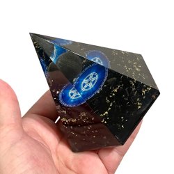 Stor Hexagonal Sort Turmalin Orgonit Pyramide  Harmoni, Beskyttelse og Energetisk Balancering