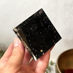 Orgonit pyramide m. sort turmalin og flower of life, Ml 8,3 x 5,5 cm