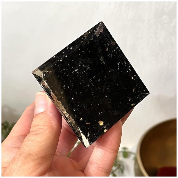 Orgonit pyramide m. sort turmalin og flower of life, Ml 8,3 x 5,5 cm