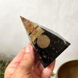 Orgonit pyramide m. sort turmalin og flower of life, M�l 8,3 x 5,5 cm