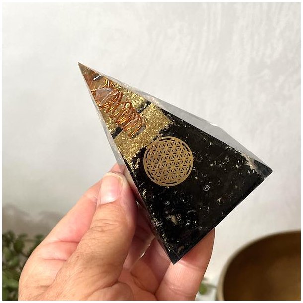 Orgonit pyramide m. sort turmalin og flower of life, M�l 8,3 x 5,5 cm