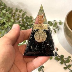 Orgonit pyramide m. sort turmalin og flower of life, M�l 8,3 x 5,5 cm