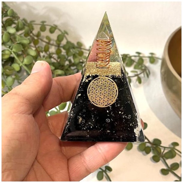 Orgonit pyramide m. sort turmalin og flower of life, Ml 8,3 x 5,5 cm