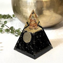 Orgonit pyramide m. sort turmalin og flower of life, M�l 8,3 x 5,5 cm