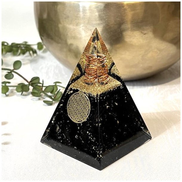 Orgonit pyramide m. sort turmalin og flower of life, M�l 8,3 x 5,5 cm