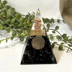 Orgonit pyramide m. sort turmalin og flower of life, M�l 8,3 x 5,5 cm