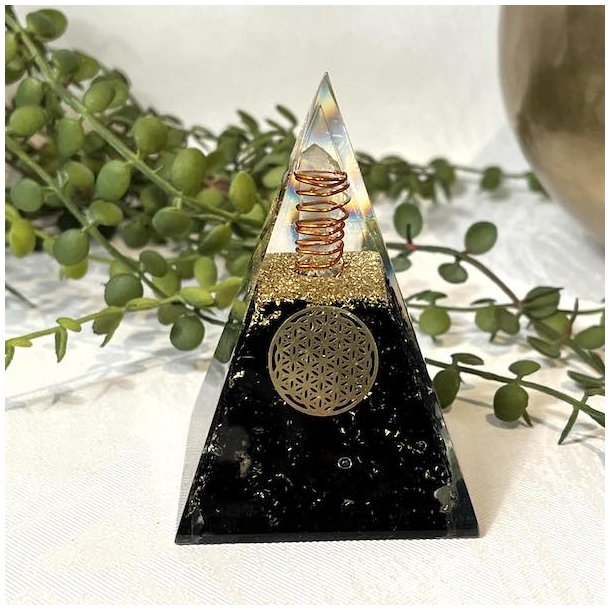 Orgonit pyramide m. sort turmalin og flower of life, M�l 8,3 x 5,5 cm