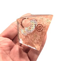 Rosenkvarts Orgonit Pyramide 5 x 5 x 3,8 cm med Flower of Life &amp; Spiral