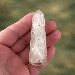 Orgonit t�rn med selenit 6,5 cm � rensende energi, klarhed og h�j spirituel vibration