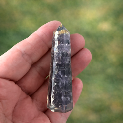 Orgonit t�rn med iolit 8 cm � EMF beskyttelse, intuition &amp; klarhed