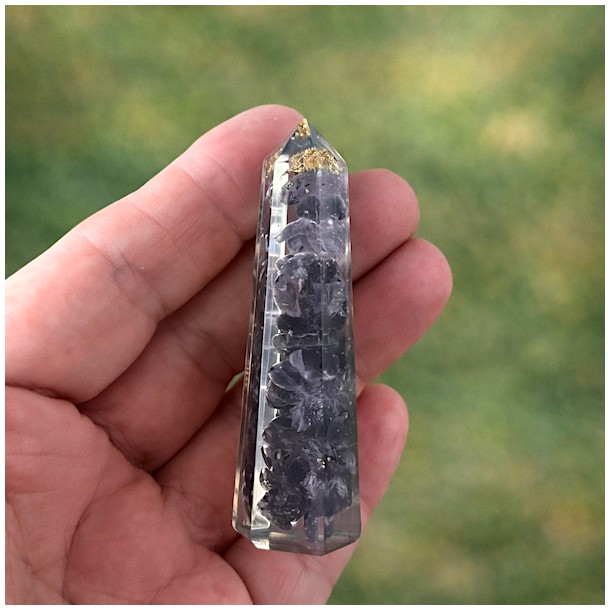 Orgonit t�rn med iolit 8 cm � EMF beskyttelse, intuition &amp; klarhed