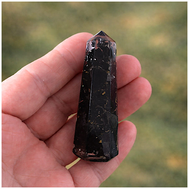 Orgonit t�rn med sort turmalin 6 cm � st�rk EMF-beskyttelse &amp; grounding