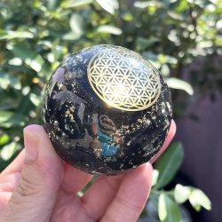 Kugle i orgonit m. sort turmalin og flower of life symbol, M�l 6 cm