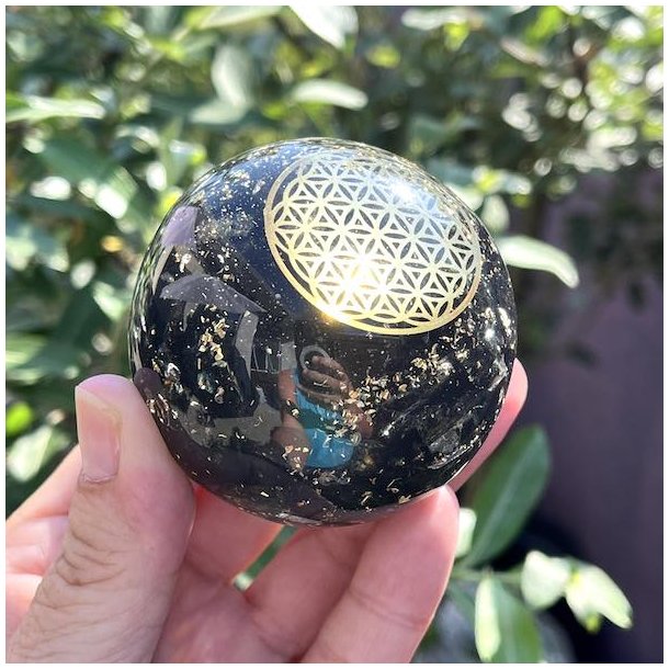 Kugle i orgonit m. sort turmalin og flower of life symbol, M�l 6 cm