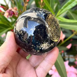 Kugle i orgonit m. sort turmalin og flower of life symbol, Ml 6 cm