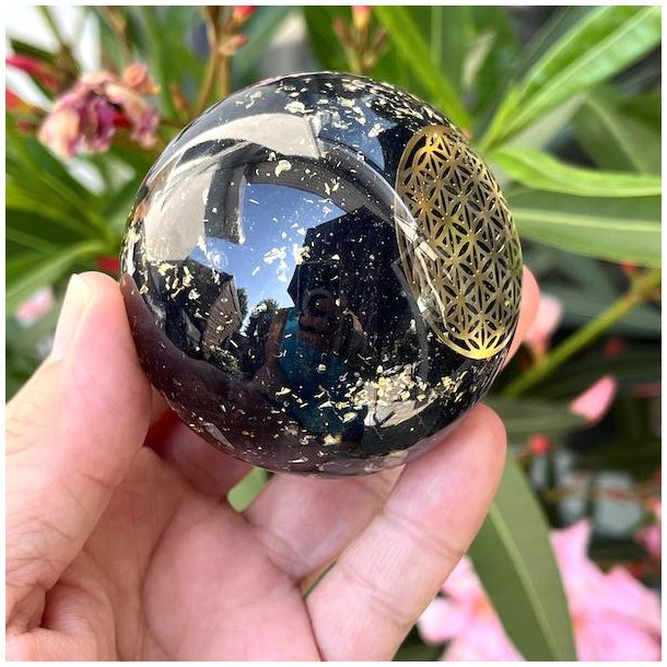 Kugle i orgonit m. sort turmalin og flower of life symbol, Ml 6 cm