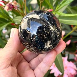 Kugle i orgonit m. sort turmalin og flower of life symbol, Ml 6 cm
