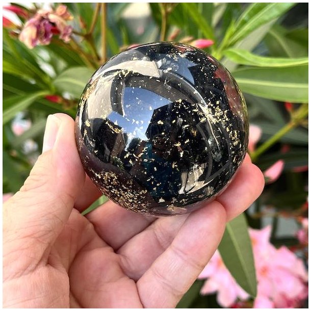 Kugle i orgonit m. sort turmalin og flower of life symbol, Ml 6 cm