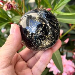 Kugle i orgonit m. sort turmalin og flower of life symbol, Ml 6 cm