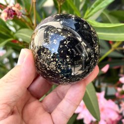 Kugle i orgonit m. sort turmalin og flower of life symbol, M�l 6 cm