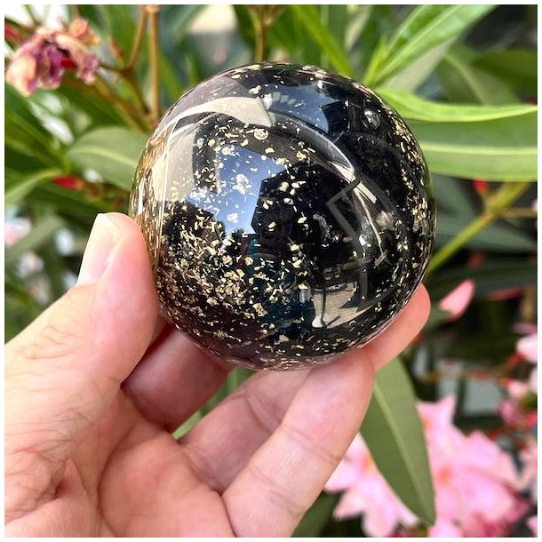 Kugle i orgonit m. sort turmalin og flower of life symbol, Ml 6 cm