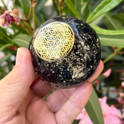 Kugle i orgonit m. sort turmalin og flower of life symbol, M�l 6 cm