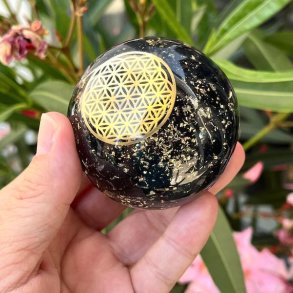 Kugle i orgonit m. sort turmalin og flower of life symbol, M�l 6 cm
